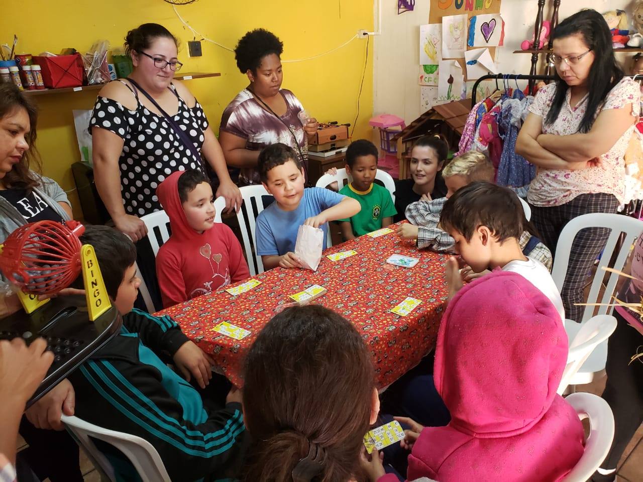 Crianças jogando bingo na clínica interdisciplinar Serpiá